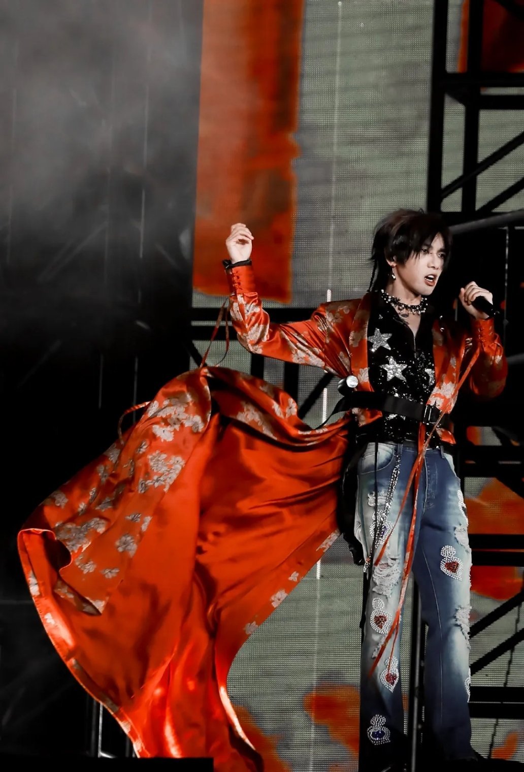 这居然是华晨宇 📷华晨宇你有这样的妆造进入内娱华晨每场演唱会的造型可谓是时尚界