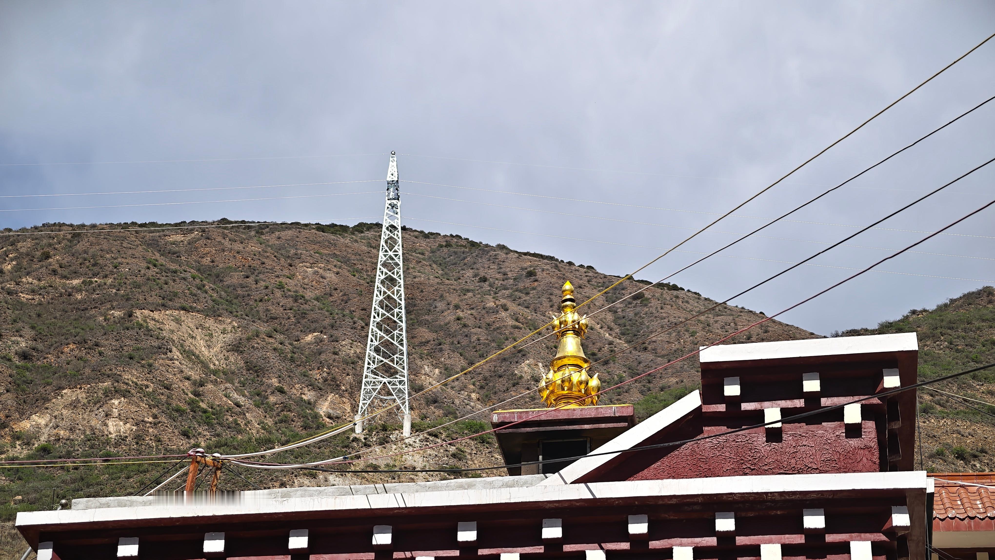 巴塘县城 日登寺小庙，入口不好找。问了一大叔，帮我指了路。大殿在二层楼，封门没进