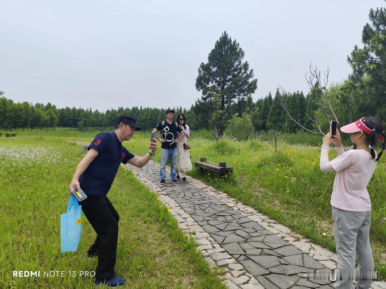 《美丽的清晨》
 
当第一缕阳光轻轻地洒在大地上，世界仿佛从沉睡中苏醒，迎来了一