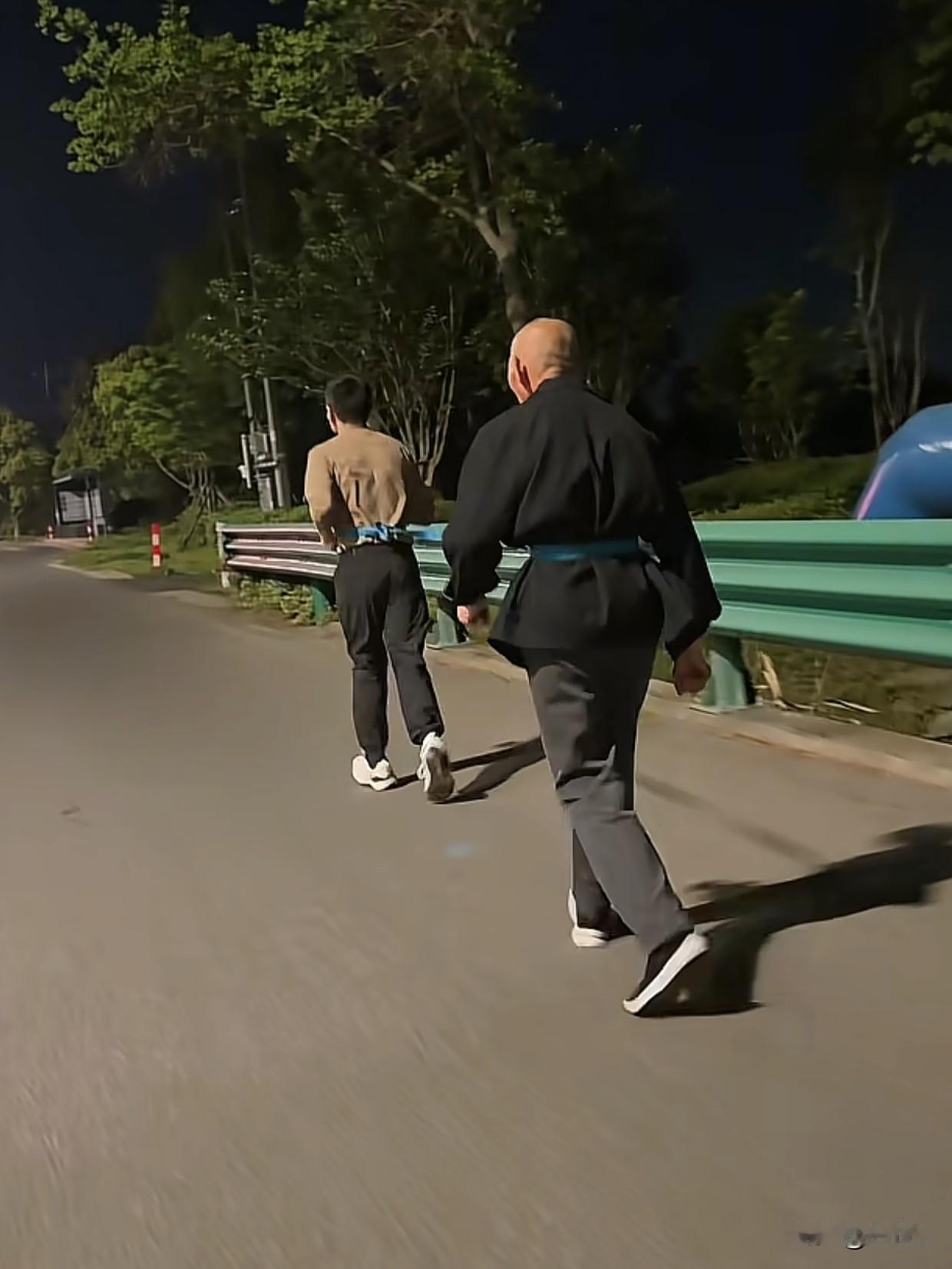 脑梗老人如今能一口气跑五六公里！谁能想到最开始出门锻炼，儿子得全程抱着他才能挪步