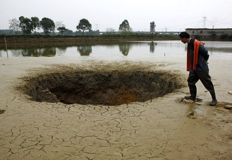 湖南衡阳的鱼塘边，水汽混着晨光漫上来时，李维刚正蹲在竹筐旁数鱼。19岁的男生攥着