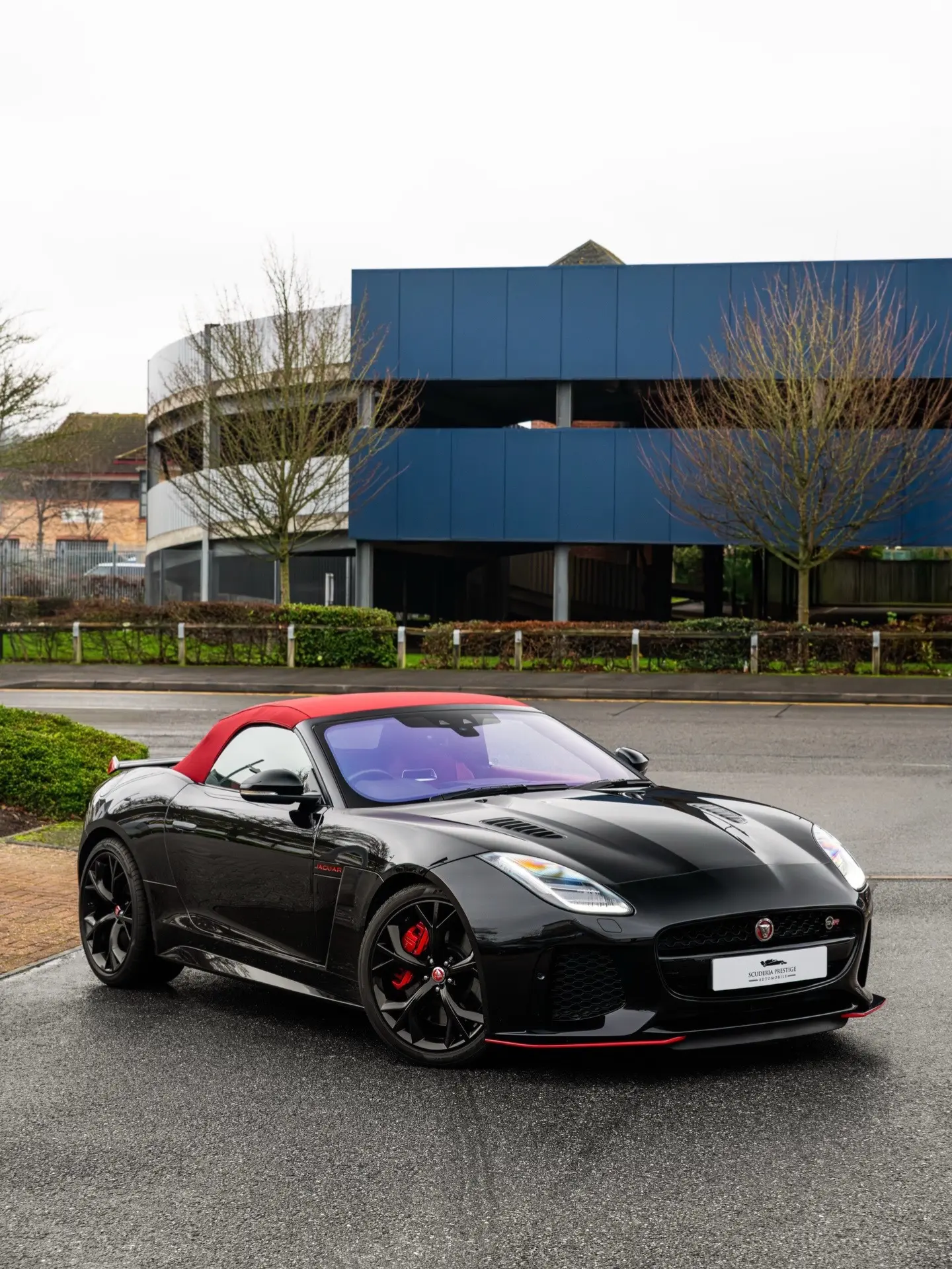 红色软顶敞篷，Ftype575。