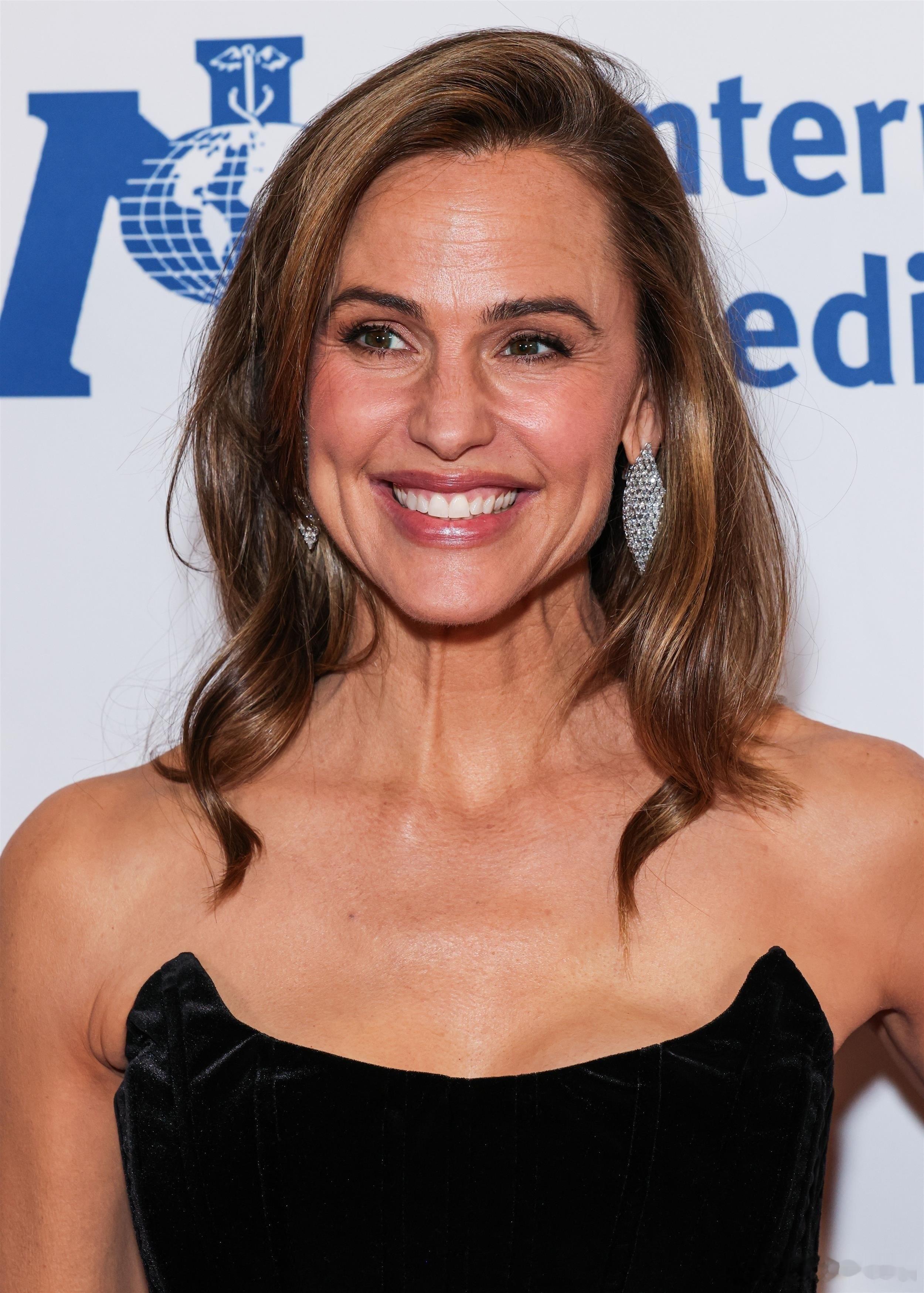 詹妮弗加纳在洛杉矶出席国际医疗队的年度颁奖礼，加纳姐登台为好姐妹Judy Gre