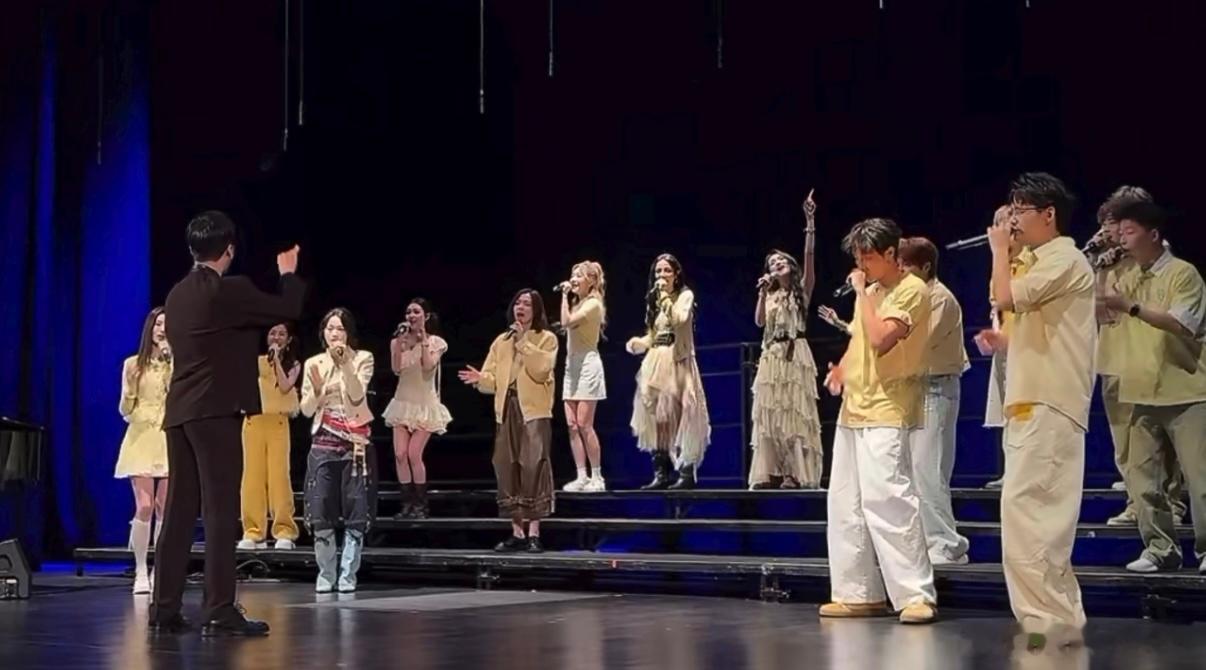 内娱明星合唱团首登世界舞台 当世界冠军的荣誉落在“燃青团”肩上，所有的质疑都被击