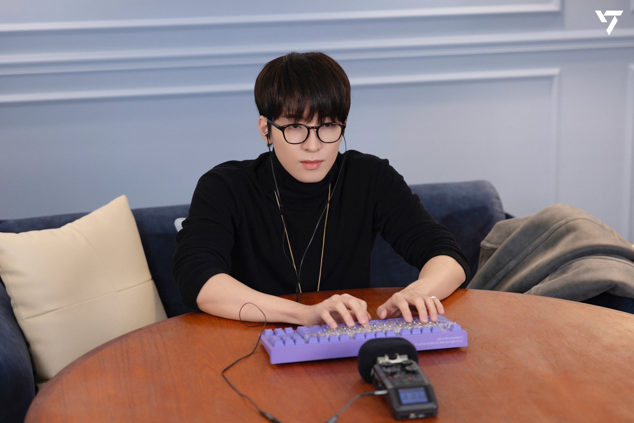 有一些扫话在我嘴里 算了 不讲不讲 