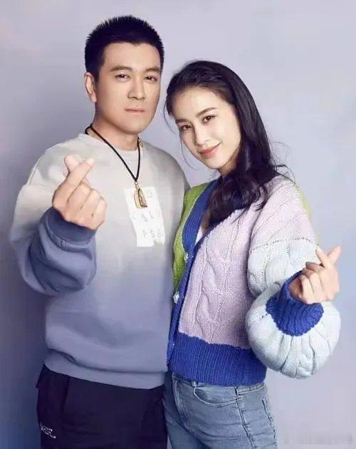 陪黄圣依上综艺是高风险工作，先是杨子，再是她妈妈邓传理。杨子和邓传理确实都是强势
