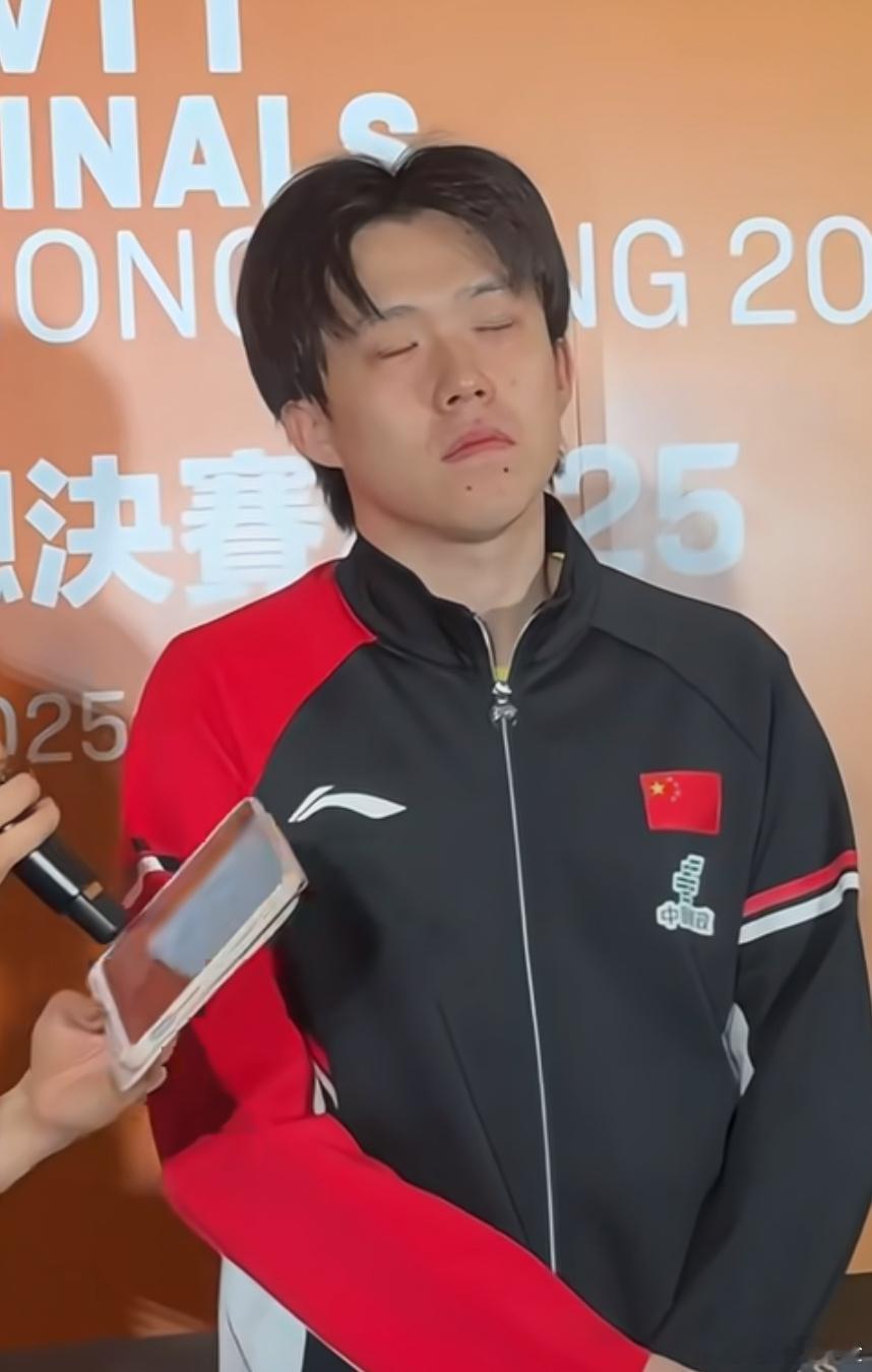 WTT香港总决赛抽签仪式，王楚钦肉眼可见的疲惫感…… 