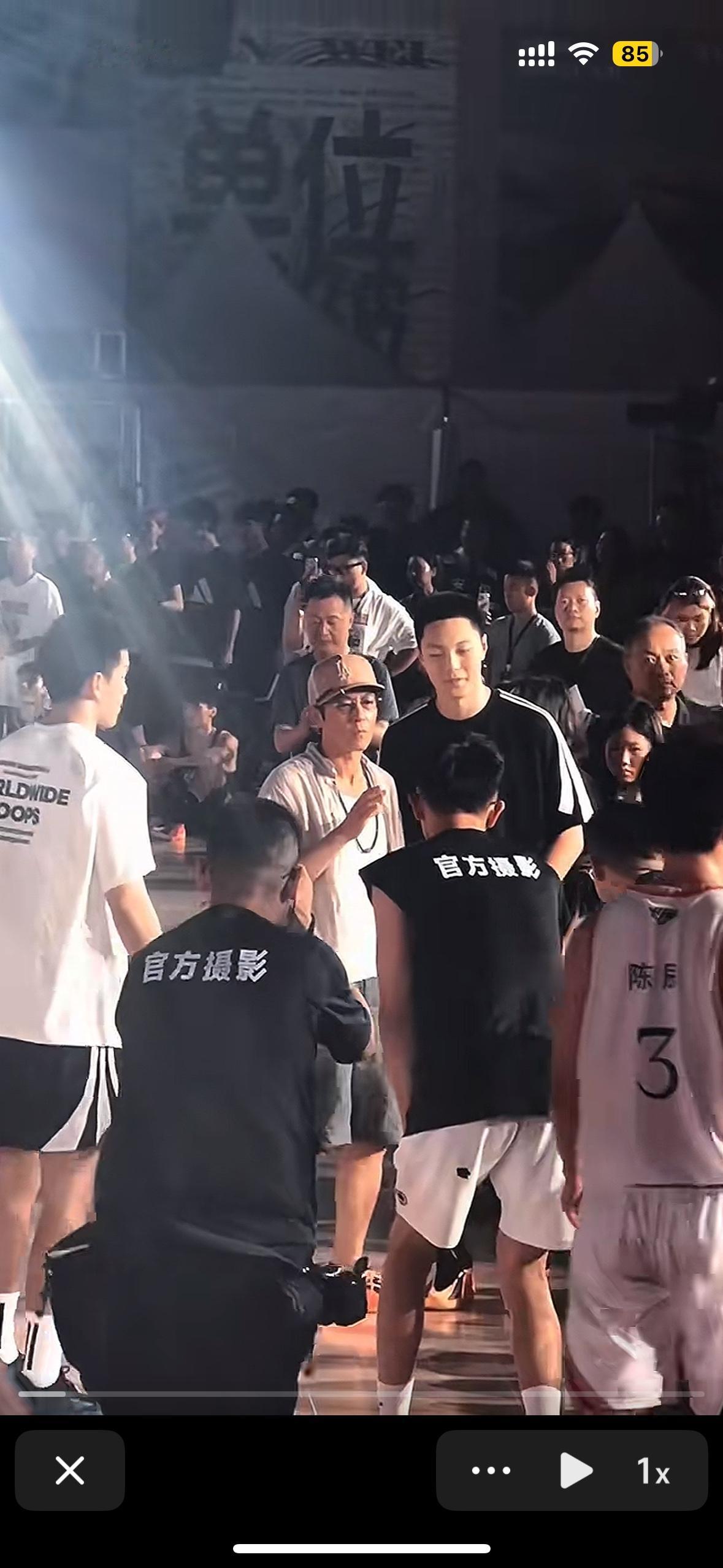 胡明轩也追星，和陈冠希合影