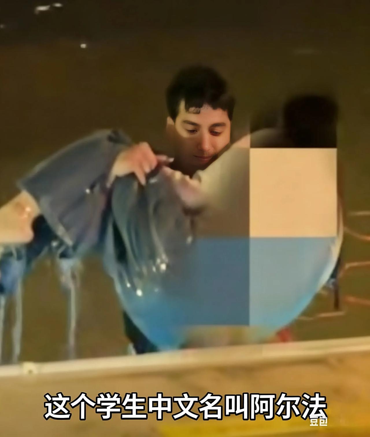 平凡善举，诠释最动人的人性光辉
谁能不被这样的瞬间打动？围观群众束手无策的危急时