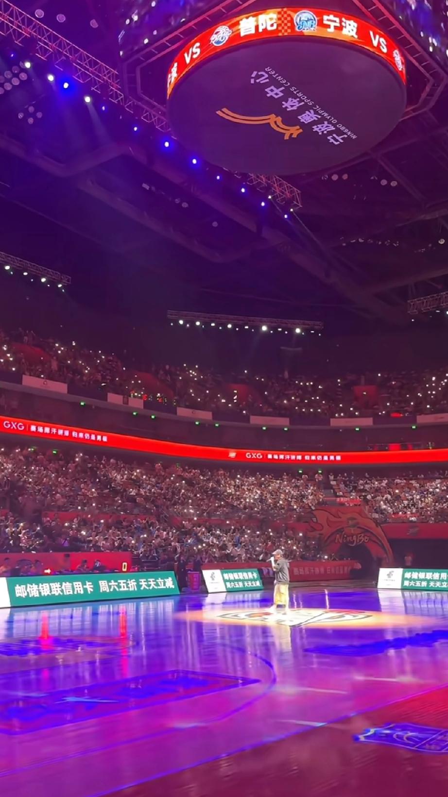 浙ba这哪里是在举办篮球赛啊，这分明是在举办演唱会吗？到现场的球迷真的太值了，花