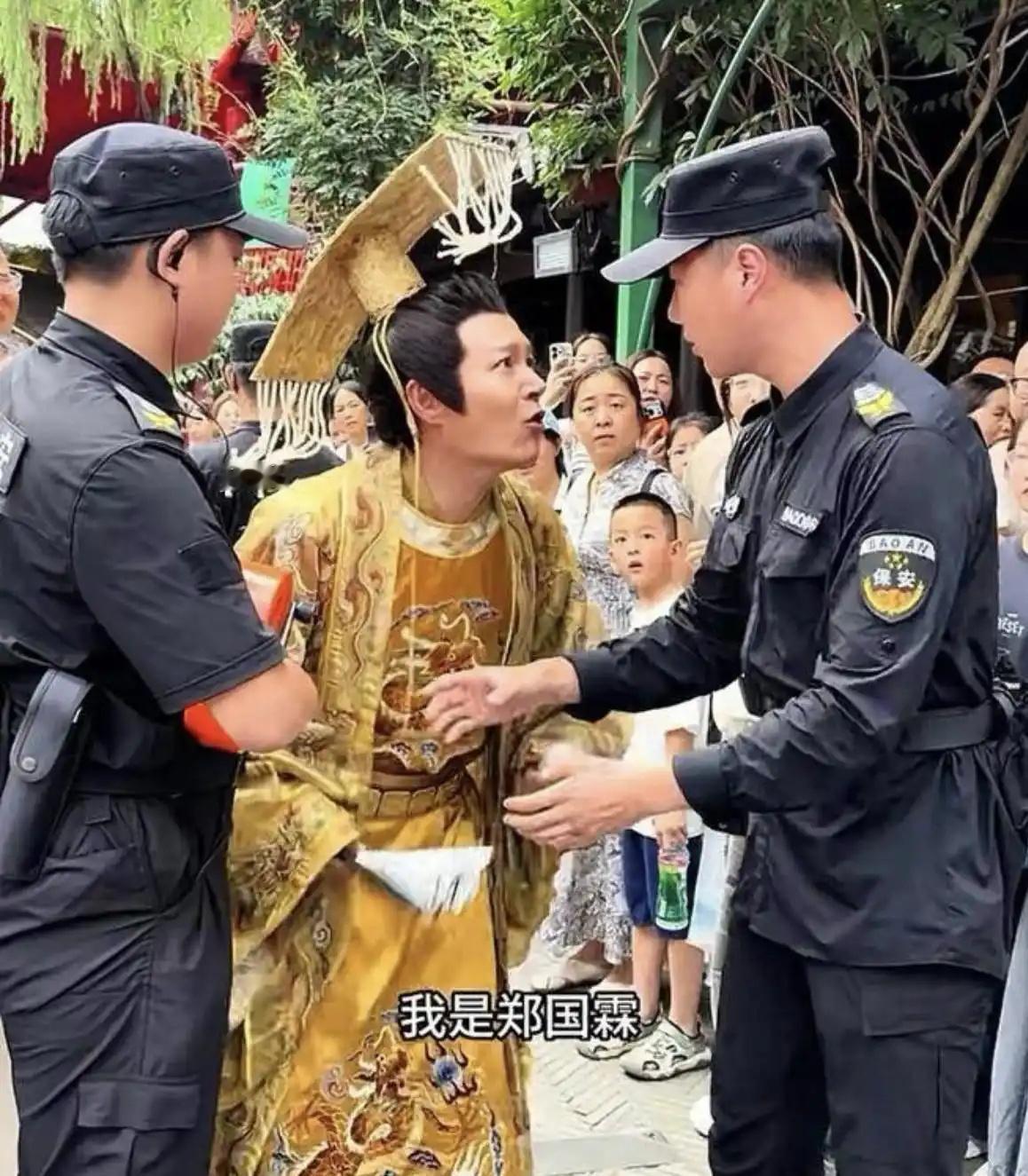 郑国霖直播透露：景区当 NPC，月综合收入20000多。按照每月出勤20天折算，