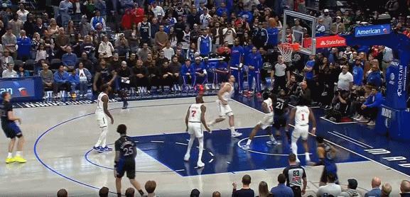 完了！申京一伤火箭内线没人了！
在今天NBA常规赛火箭对阵独行侠的第一节比赛64