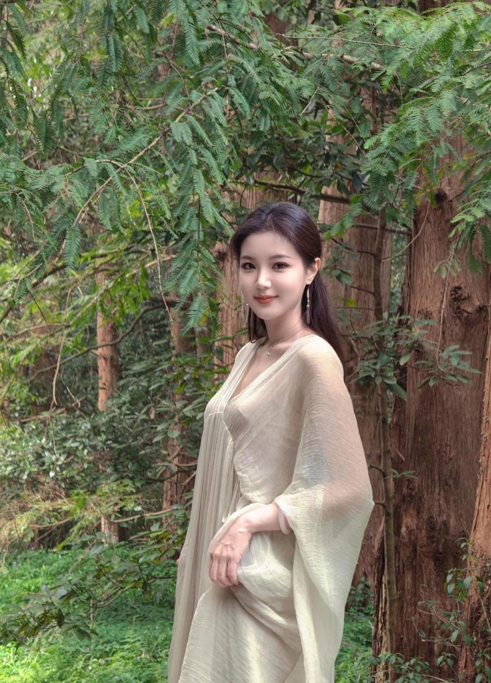 树香（现代诗）
 
风碾过枝桠时
树香便醒了
是藏在年轮里的软
是沾着晨露的轻