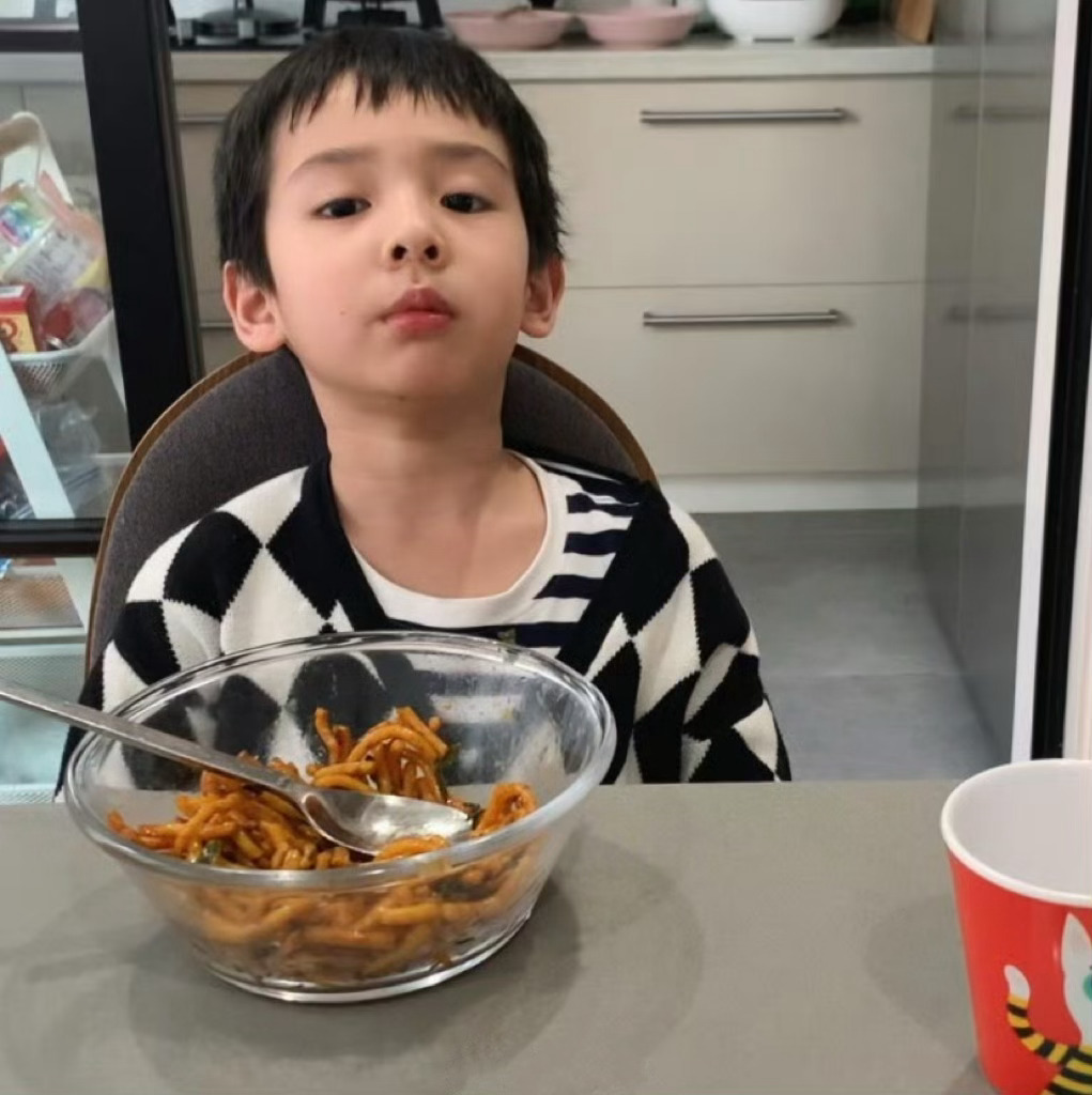 我们佟弋楼内独一份的气质当然不一样 