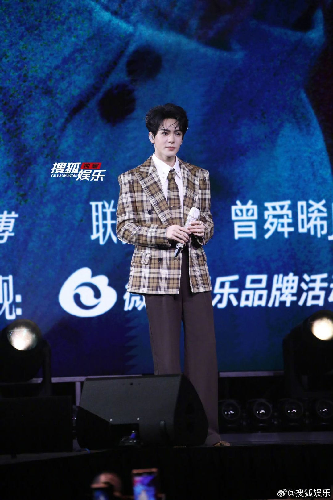曾舜晞腰围1尺8一尺八腰围属实太夸张，曾舜晞得天独厚的身材底子。宽肩衬得腰线更纤