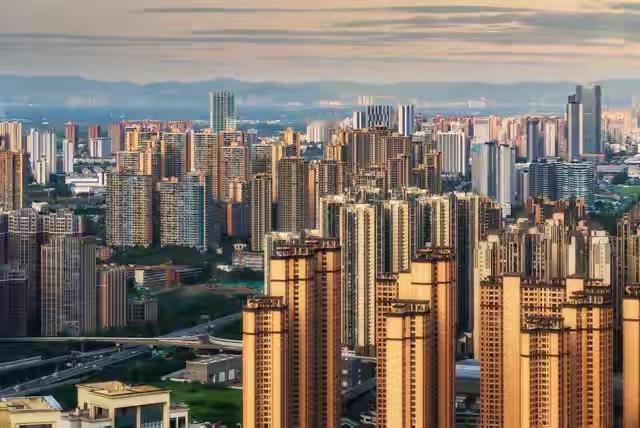 首先，我们不得不正视一个事实：曾经那些靠高杠杆、快速扩张的中小房企，已经开始逐渐