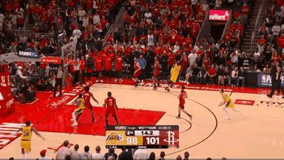 詹姆斯三分神奇老汉，一防一攻，救湖人于水火！詹姆斯随手掏断球，随后又来记三分，把