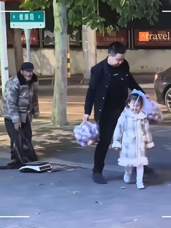 这才是真正的“淄博热度”！
深夜的街头，一位父亲带着女儿做了一件小事，却温暖了整