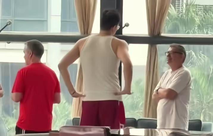 休赛期至今，宏远所有管理层变动，教练员运动员变动，宏远仍然“0”官宣，自媒体捕捉