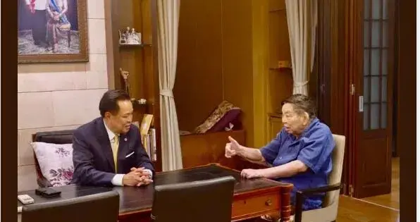泰国总理用中文发帖：“很好”！90岁父亲竖起大拇指