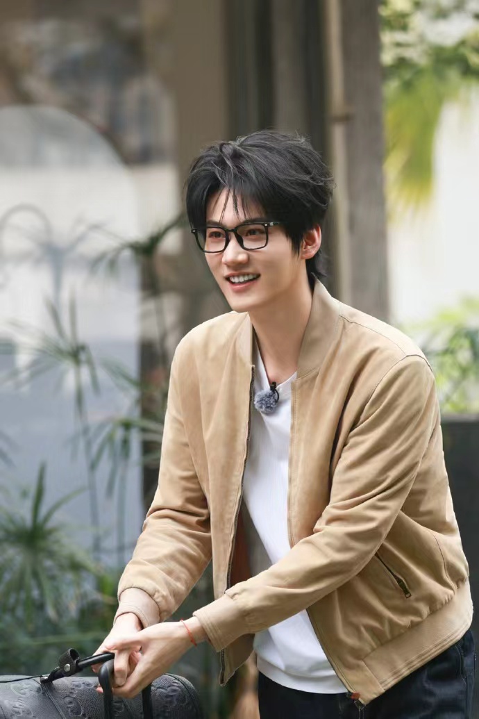 周柯宇初级打工人上班日常 周柯宇风华合伙人初级打工人上班日常~眼镜一戴hotne