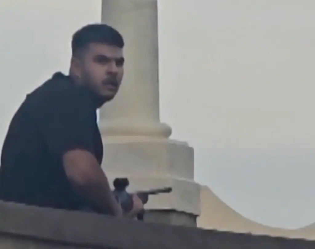 澳大利亚降半旗悼念悉尼枪击事件遇难者 邦迪海滩恐怖袭击者已被确认为纳维德·阿克拉