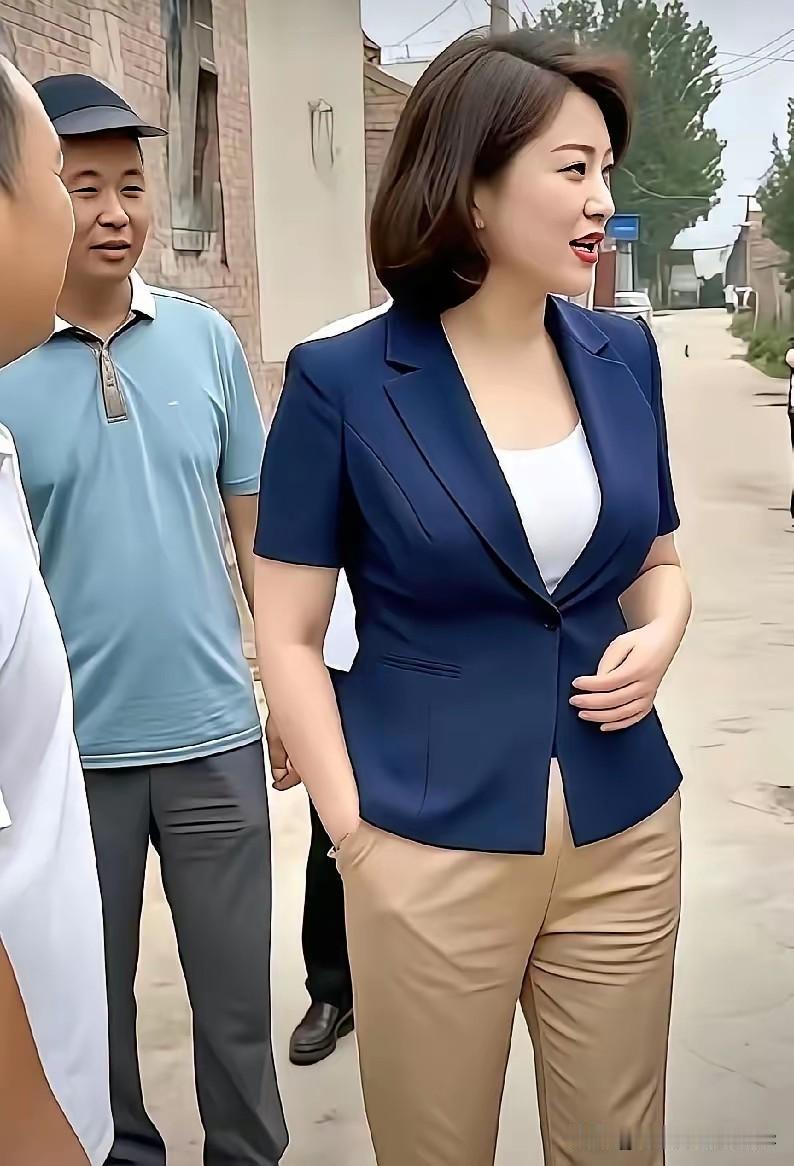 我把女干部发给豆包，他告诉我这女干部是用脚步丈量民情呢，我也觉得这个干部是在为老