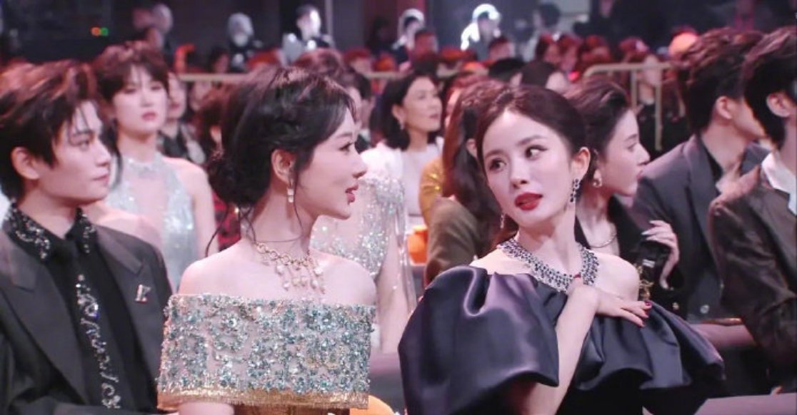 杨幂杨紫微博之夜内场聊得好嗨微博之夜内场