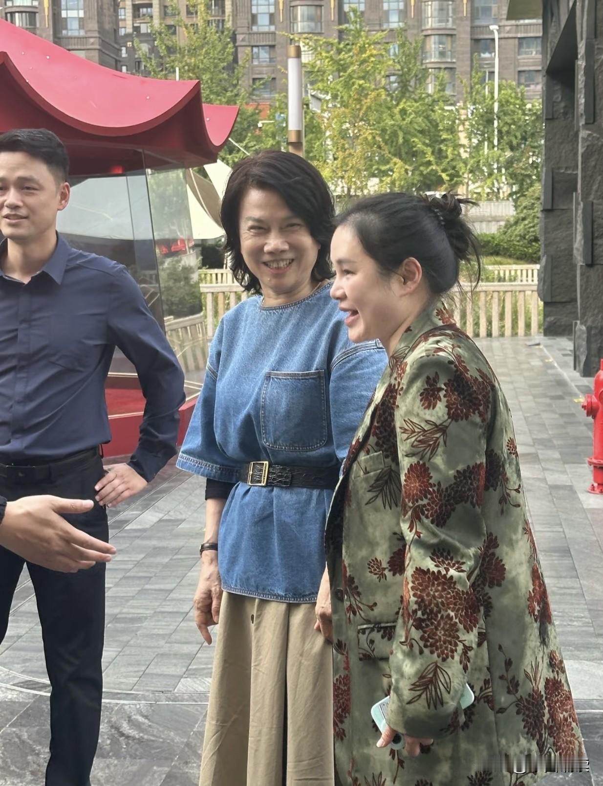 哈哈，董总向来都是一脸帝王相，从未见过笑得如此开心啊！这是遇到天大的喜事了吗？