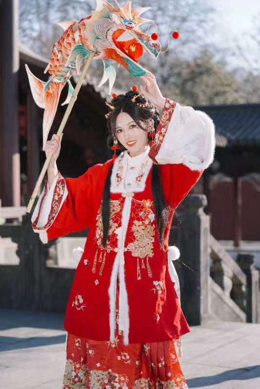 #陆婷玉龙鳞开运妆# 陆婷玉龙年创意妆容也太好看了，细节满满。龙鳞龙角加珍珠元素