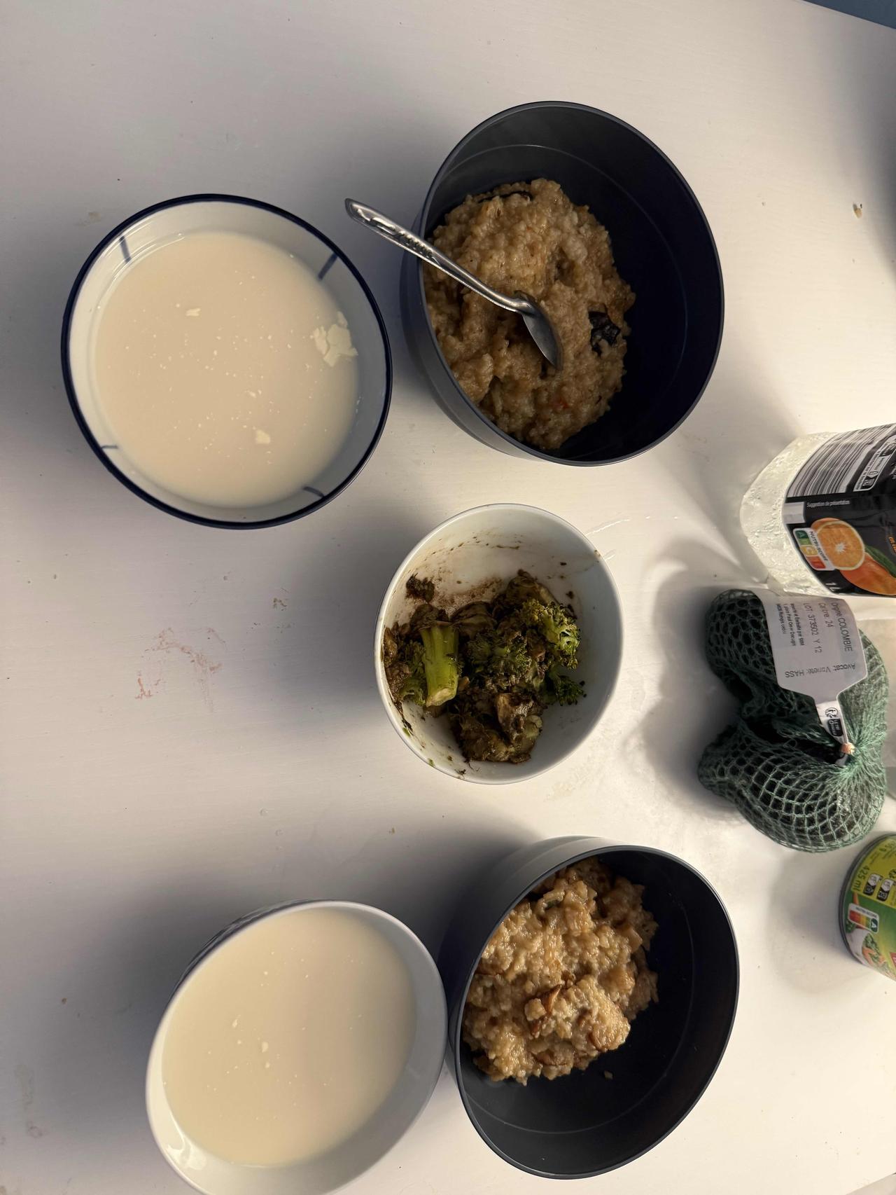 大米小米肉条土豆西红柿调料一股脑放进压力锅，出来一人一碗咸饭，橄榄油冷拌牛油果绿