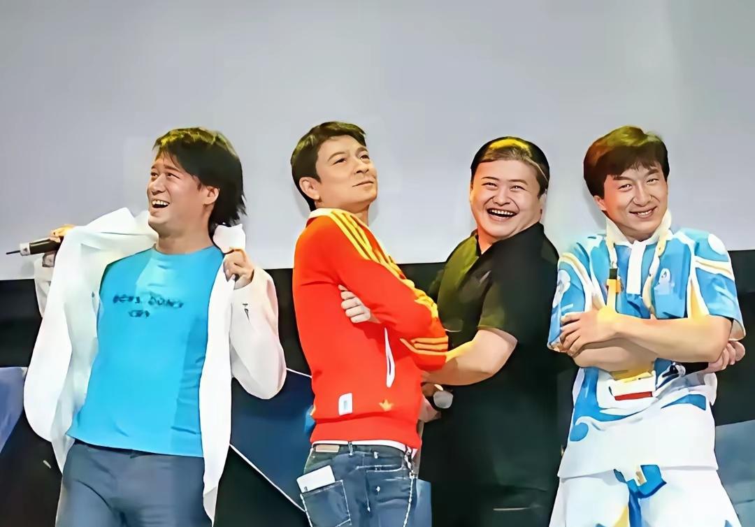 08奥运公园这张四人老合影太有年代感！[震惊][震惊][震惊]
刘欢衣着朴素，身
