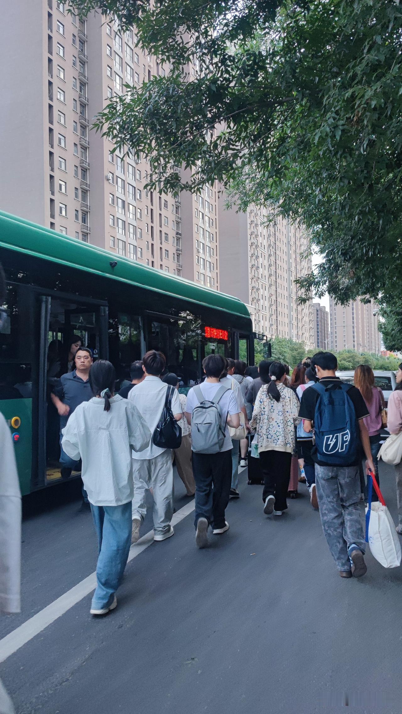 前三天，不知什么原因都没有登录成功，今天终于登上了新版的天涯社区，却只剩天涯翡翠