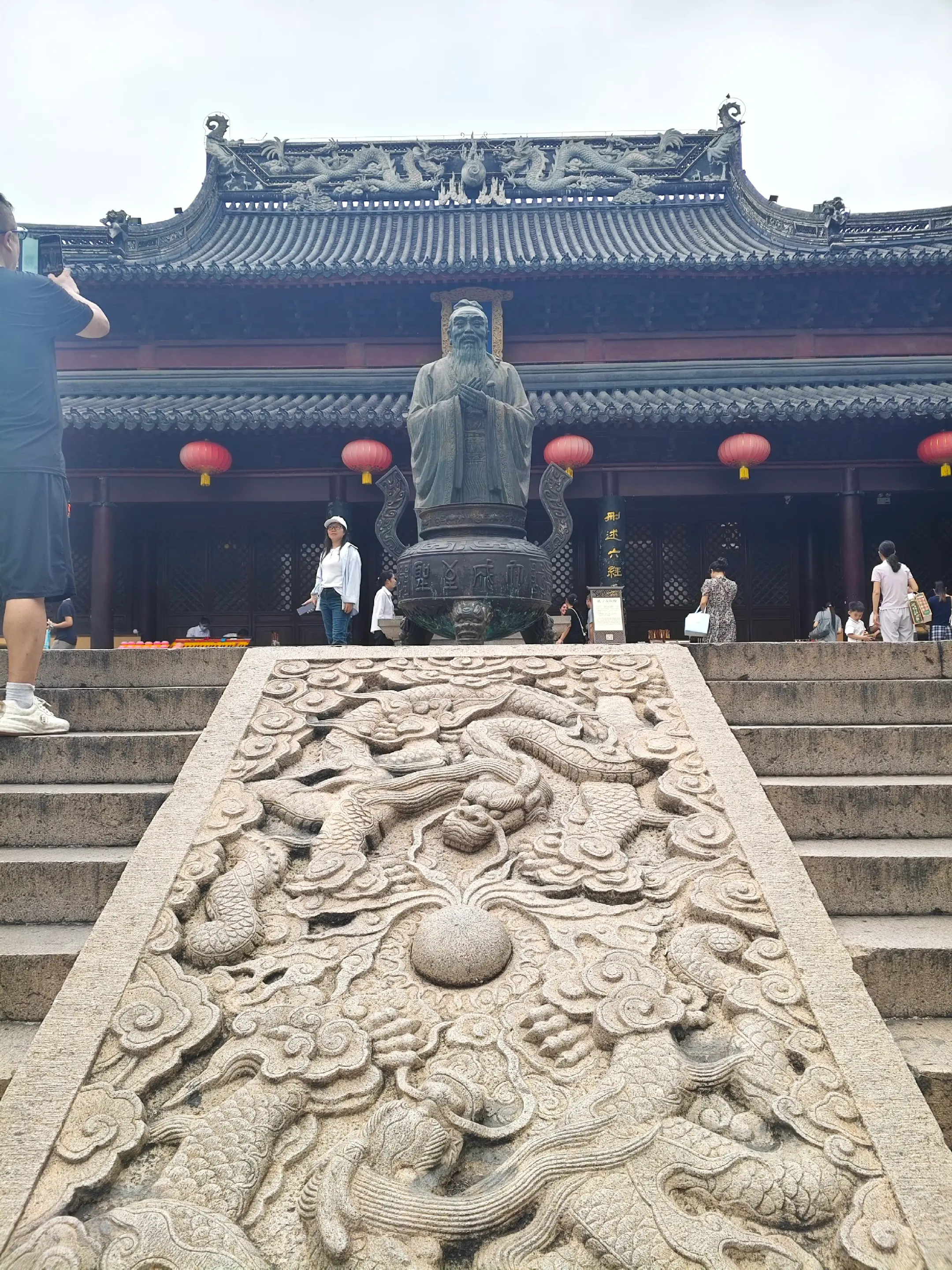 落叶知秋，道一声朋友依旧；枫叶题诗，说一声祝福永久；秋分又至，酷暑消去...