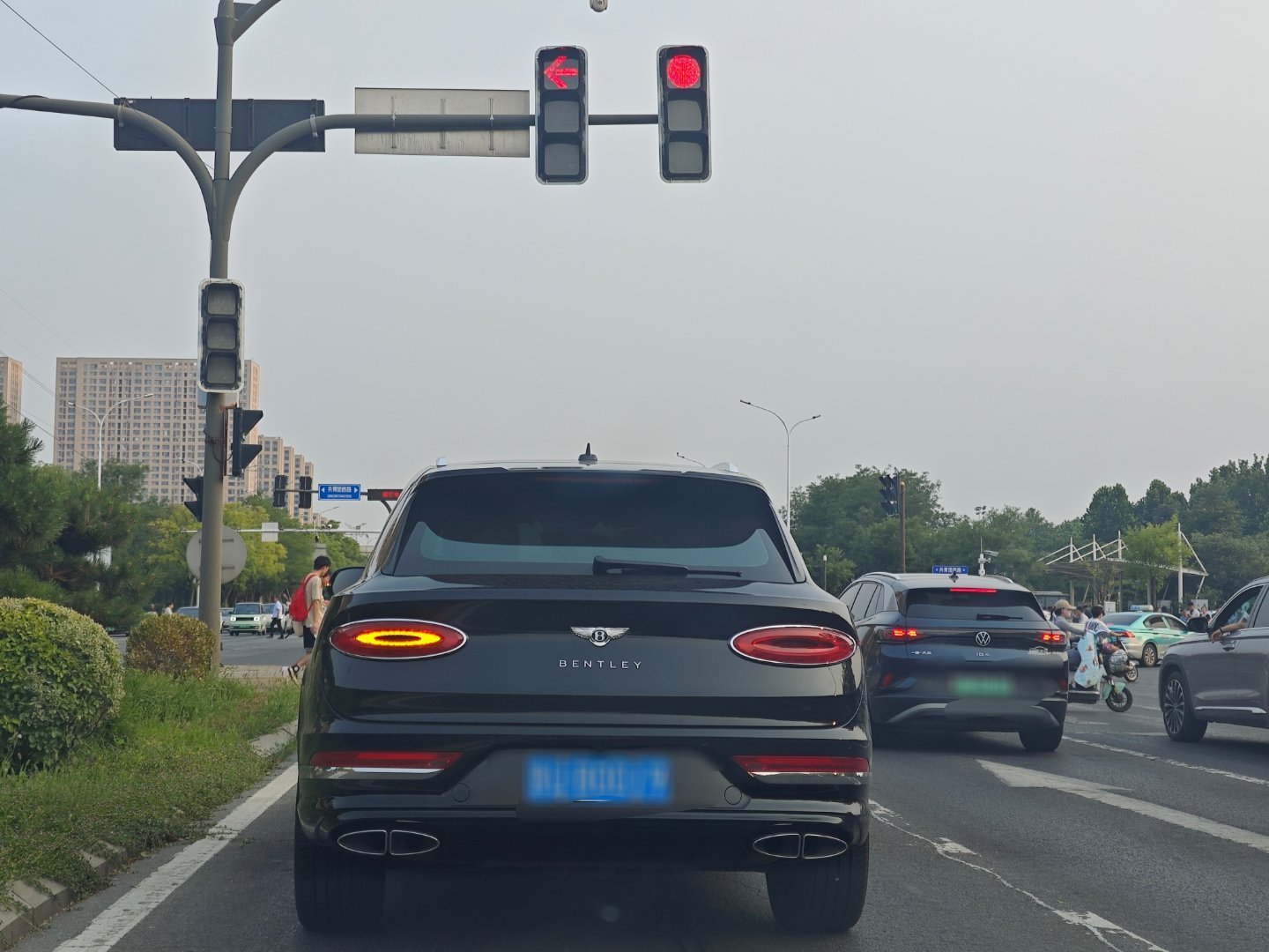 今天下班回家，等红灯时候前面停了辆宾利添越，300万的车，我这辈子是挣不出来了。