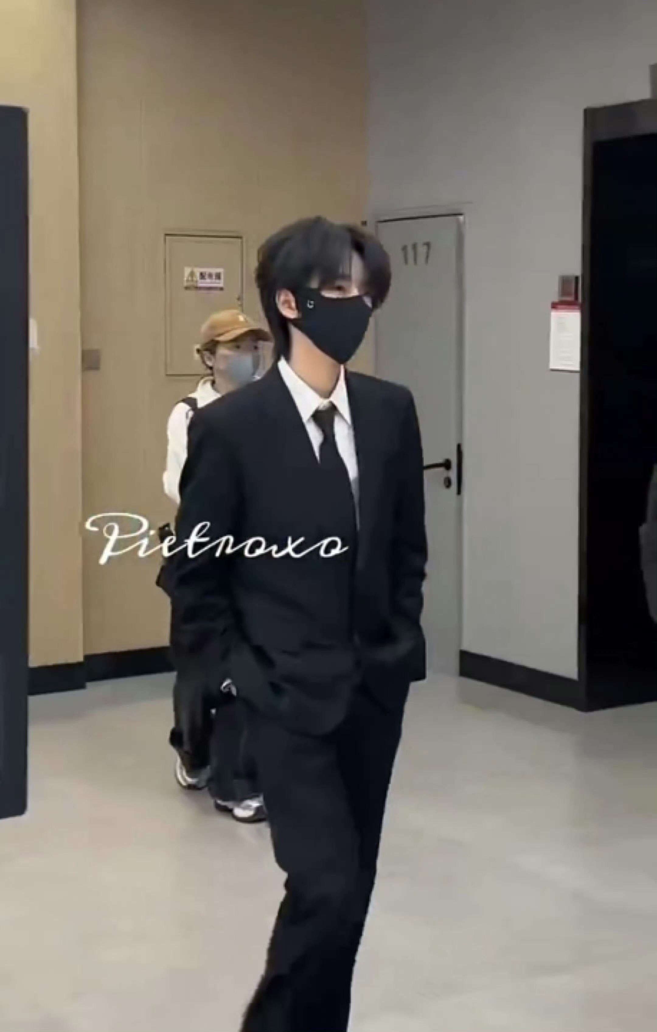 这个黑西装答辩游刃有余的小贺哥哥帅成啥了😎贺峻霖答辩