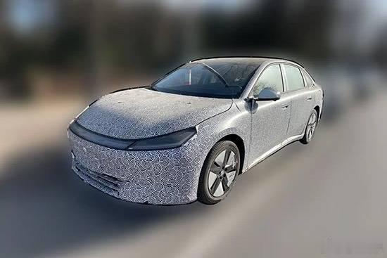 极狐 S3 增程版26年初上市，线条很简约对吧，外观给我一种极氪007那种感觉，