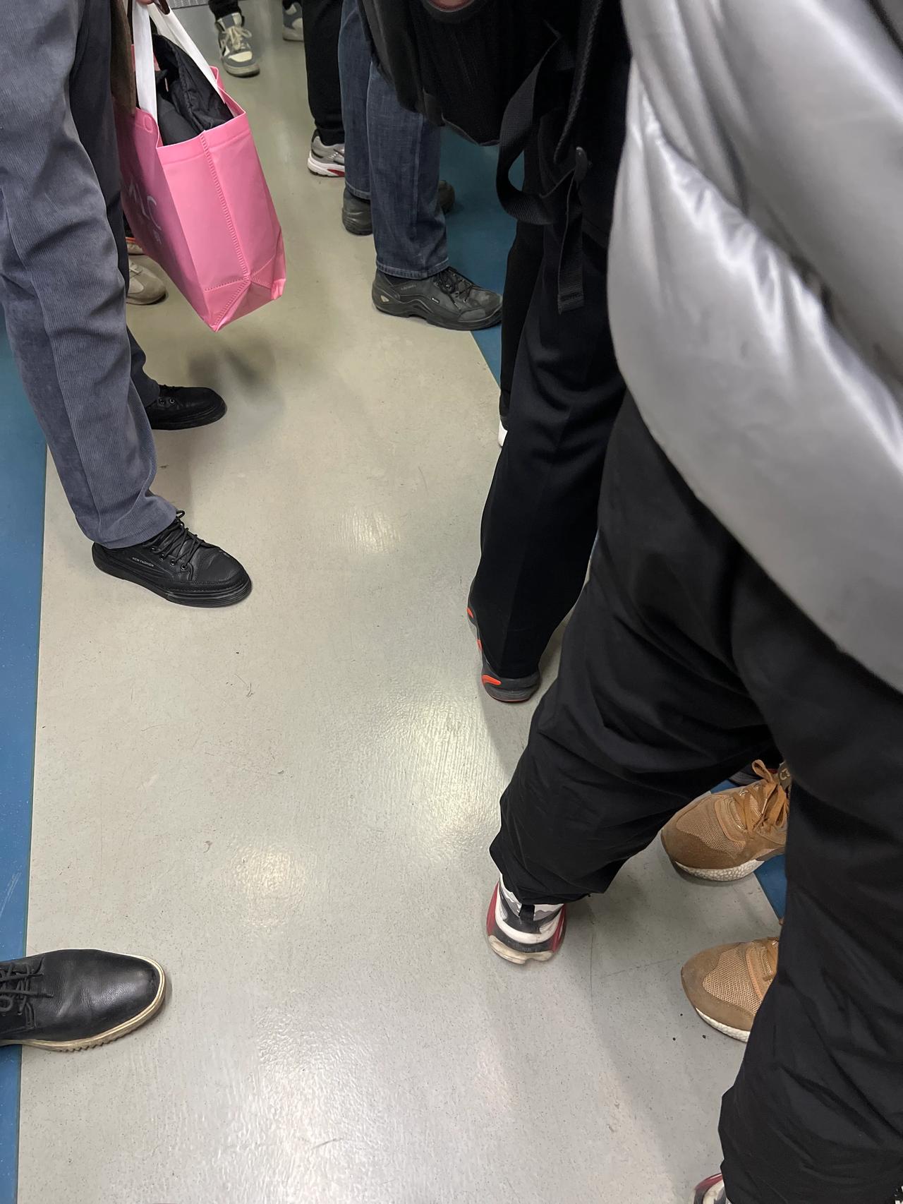 早上出门遇到一个同事，他和我一样提前退休了，目前在外面公司当技术顾问，日子过得当