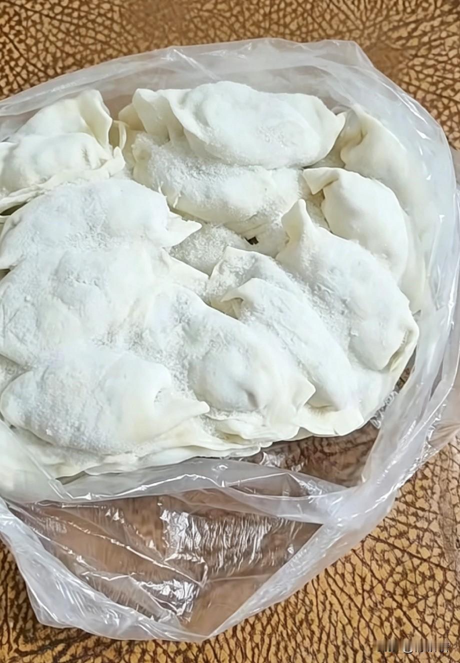 在线紧急求助！冰箱里面的饺子冻成
坨了 有什么好的解决办法？