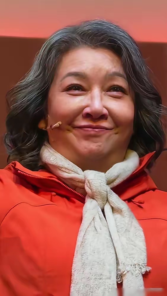 58岁的江珊，被问到皱纹，她笑了。 人人都说她老了，胖了。她却指着自己的白发，跟