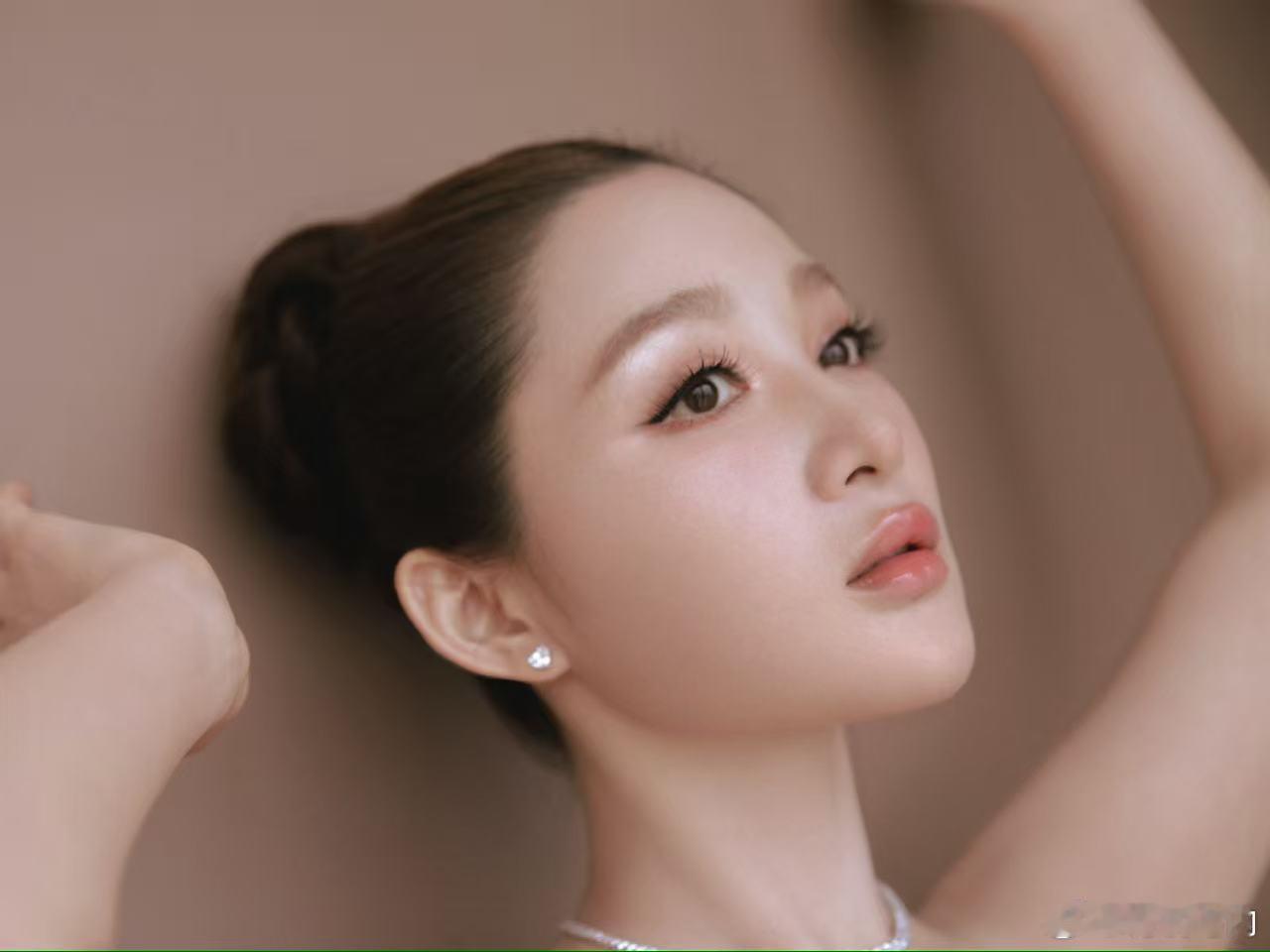 没想到孙嘉璐既能演好古装剧集，也能从容亮相时装周。《上阳赋》和《小女霓裳》留下很
