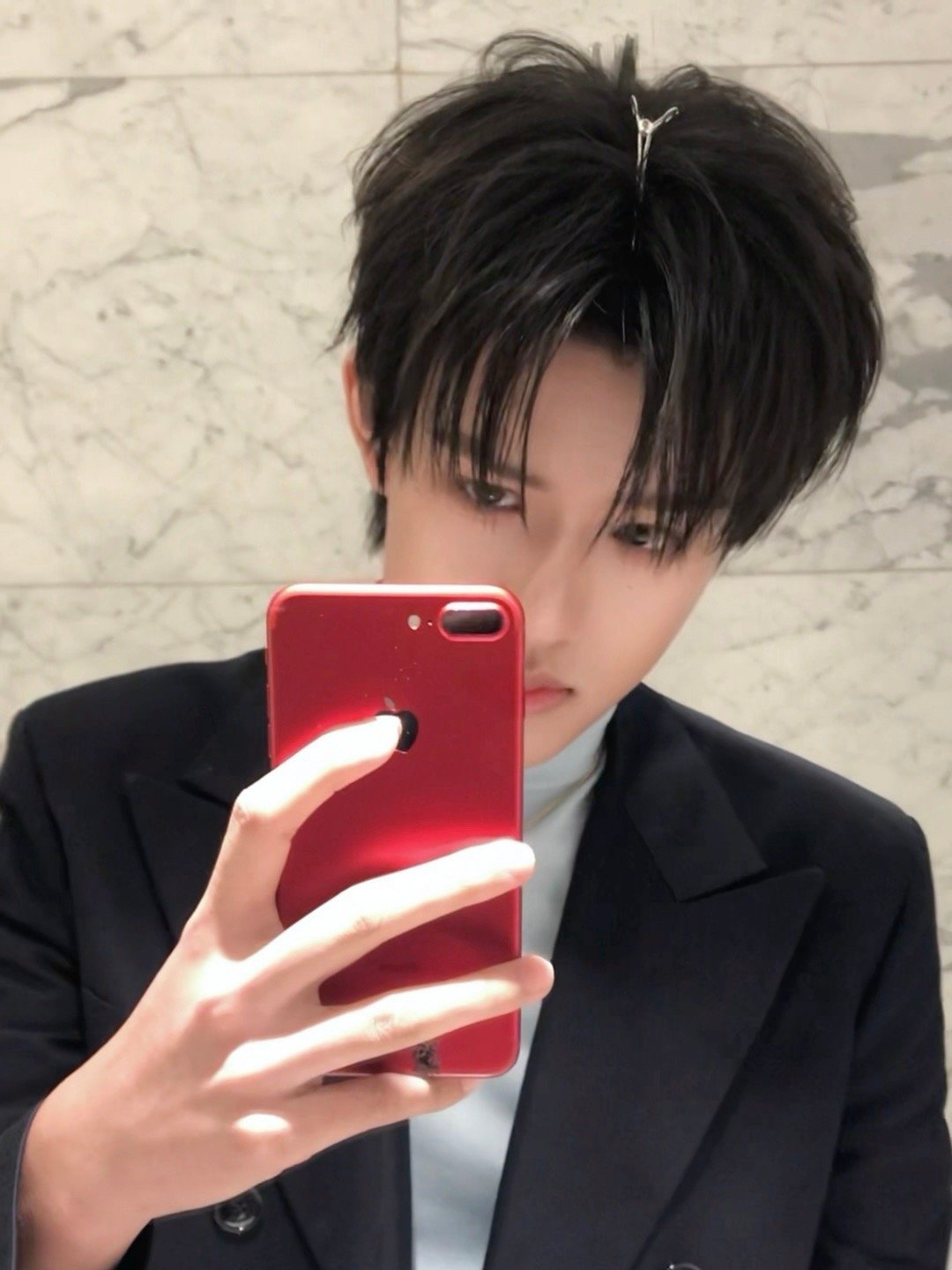 张极的米兰plog 解锁张极的米兰限定美好，简约穿搭也难掩优越身形，眼神干净又澄