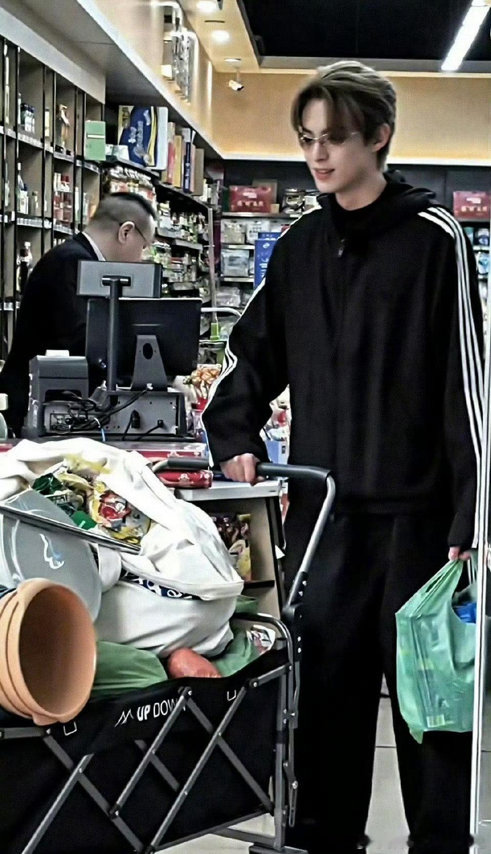 王鹤棣素颜录制亲爱的客栈亲爱的客栈2026 王鹤棣一身黑运动装素颜亮相，颜值抗打