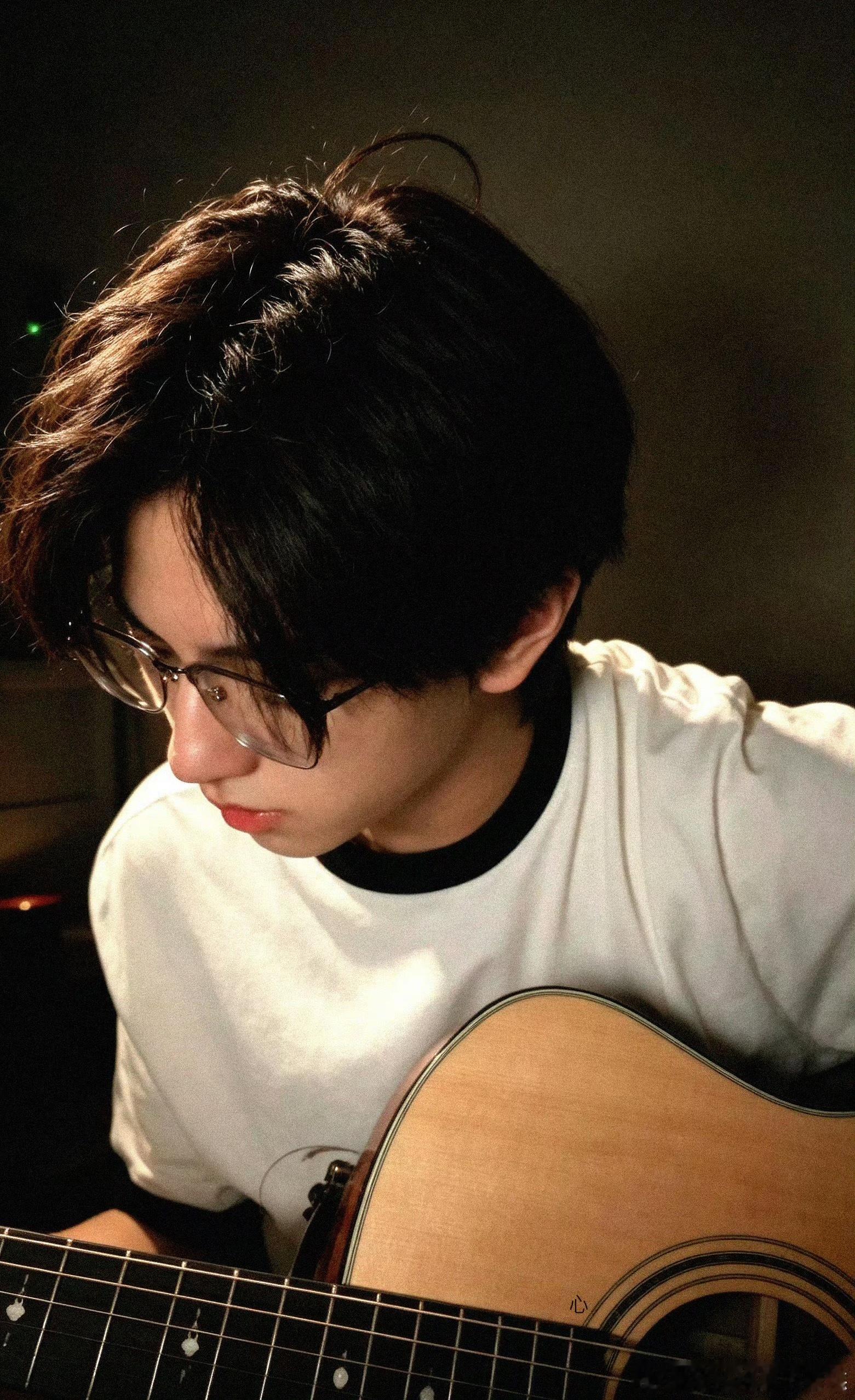 穆祉丞突然练了一下吉他八月的第一天，🎸少年穆祉丞更新，晚上突然练了一下吉他，清