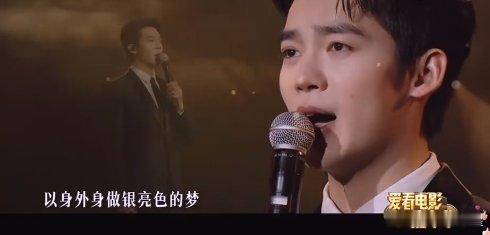 于适唱给电影人的情书 央视电影频道的这场直播太赞了！于适的《给电影人的情书》唱得