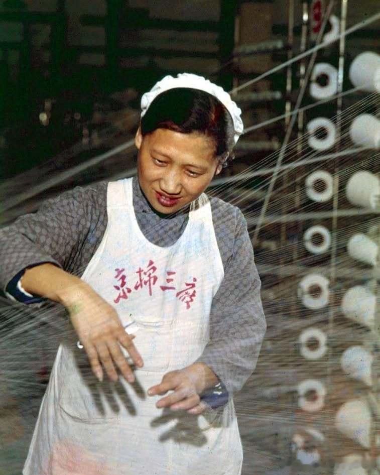 1964年，纺织工人程永芬。摄影 宋学广、沙人文 