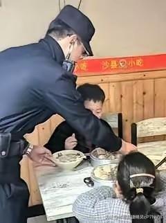 破防泪目！浙江杭州9岁男孩带7岁妹妹饿到报警，单亲网约车爸爸赶长途单忘了留钱。
