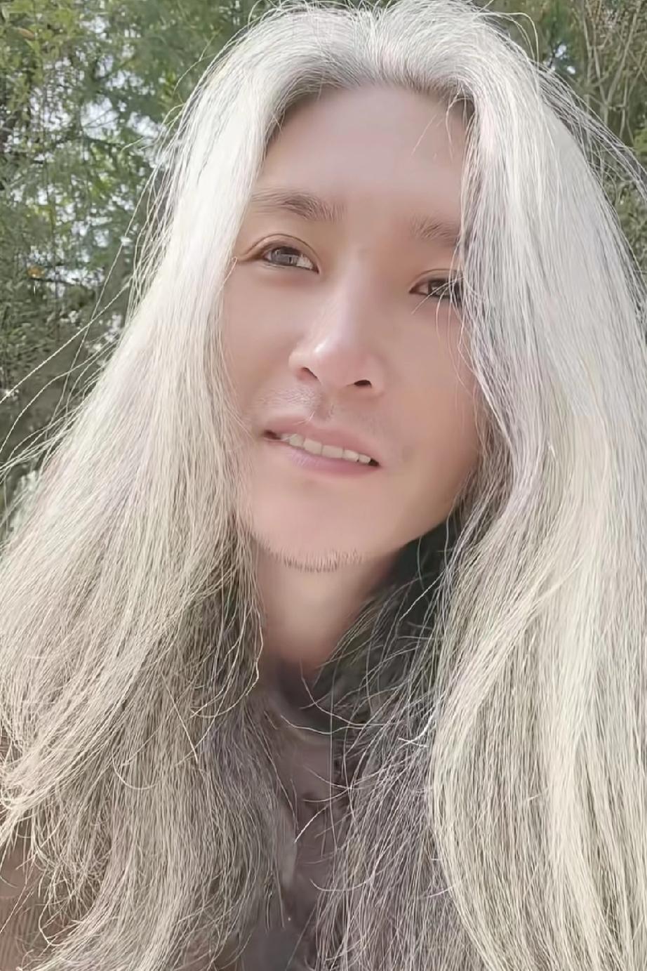 刚刚关注了一位叫“倒计时”的博主，12万粉丝而他的关注则是零，年纪轻轻已满头白发