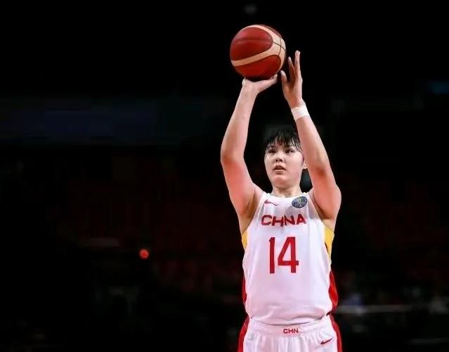 人员齐整！博主：李月汝已和中国女篮会合 并进行了训练。李月汝真是爱国敬业，联想到