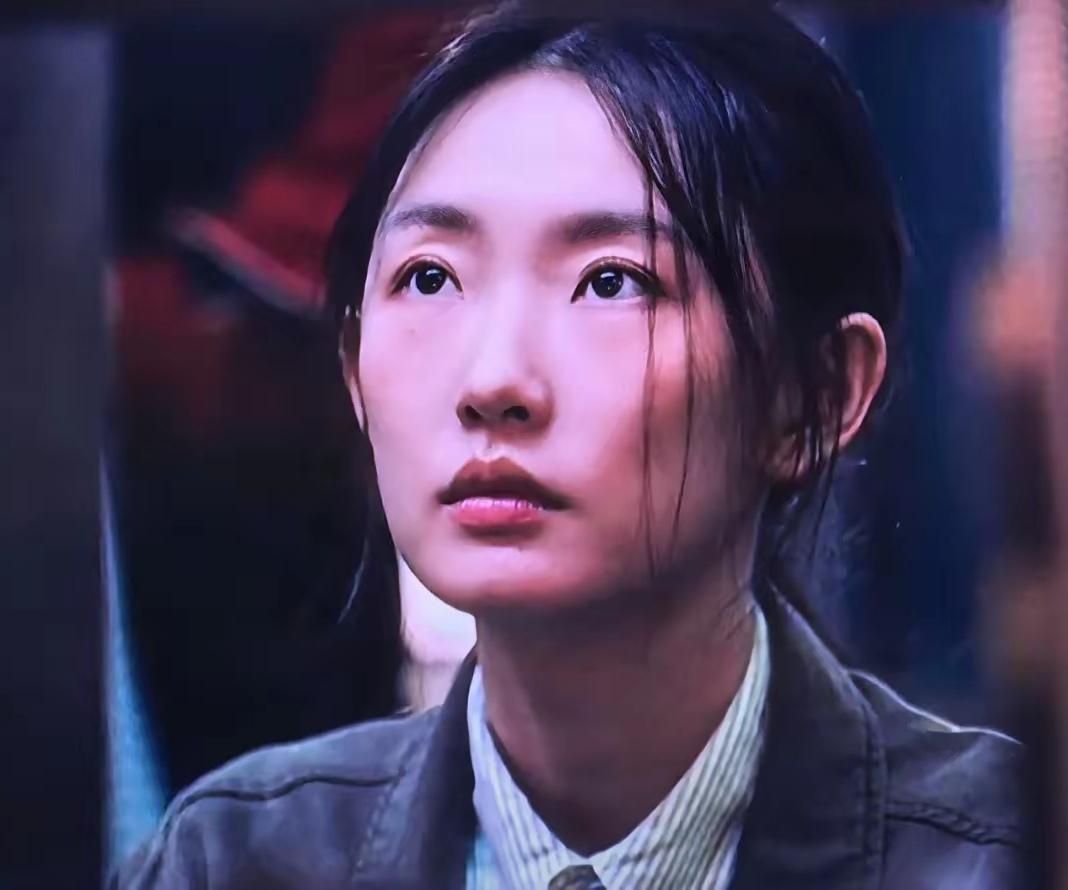 央视八套黄金档的谍战剧《醒来》收官后，当代国安反谍剧《交锋》粉墨登场。《交锋》的